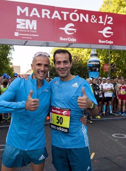 Salvador Victoria con el atleta Chema Martínez en la Maratón Popular de Madrid
