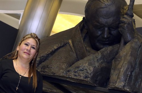 Floribeth Mora junto a la estatua de Juan Pablo II