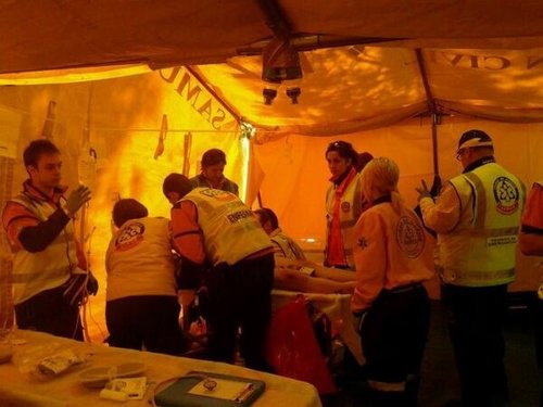 Atención de un herido en una carpa situada en la carrera