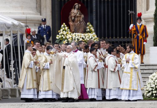 El Papa Francisco sale a la plaza de San Pedro en 