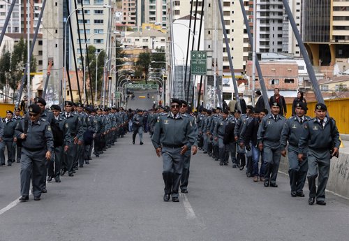 Militares bolivianos marchan por La Paz