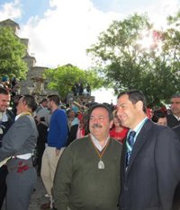 Moreno vive una "experiencia única" en la Romería de la Virgen de la Cabeza y anima a los andaluces a conocerla