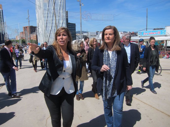Alicia Sánchez-Camacho y la ministra Fátima Báñez en la Feria de Abril de Barcel