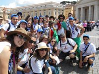 Vaticano.- Largas colas para rezar ante las tumbas de los santos en la Basílica de San Pedro