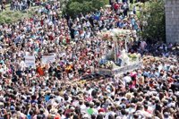 El buen tiempo acompaña a cientos de miles de peregrinos en la romería de la Virgen de la Cabeza, en Andújar