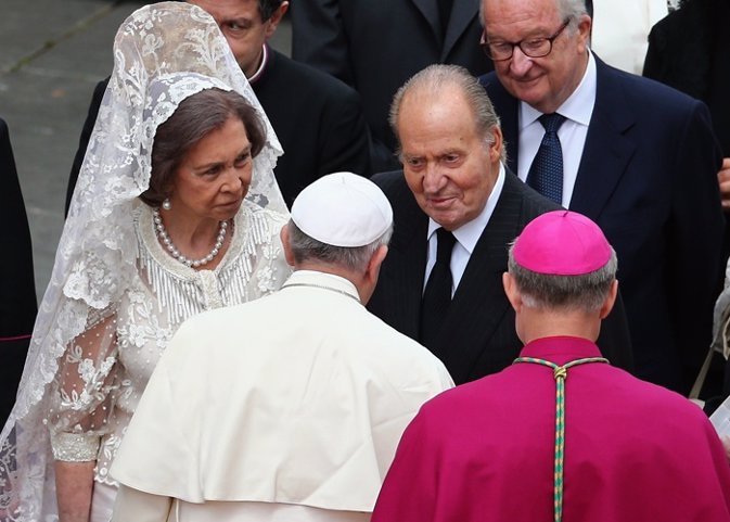 Los Reyes conocen en persona al Papa Francisco