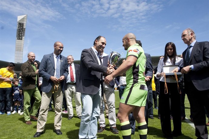 Ignacio Diego con los jugadores del Bathco en la final de la Copa del Rey