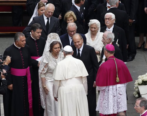 El papa Francisco saluda a los reyes de España