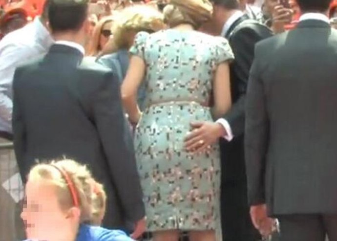 Un alcalde le toca el culo a Máxima de Holanda