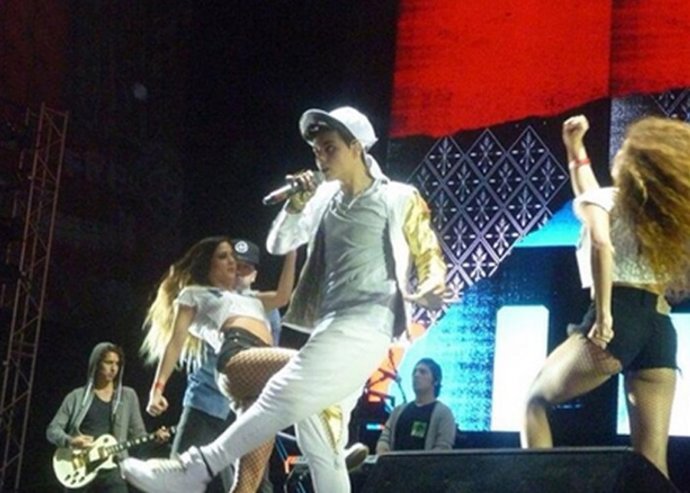 ABRHAM MATEO ARRASA EN SU DEBUT COMO TELONERO DE One Direction EN Perú