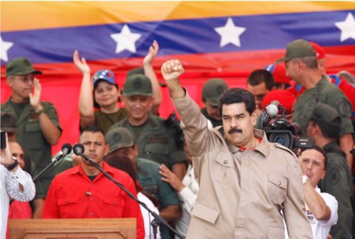 Maduro con miembros de las FANB