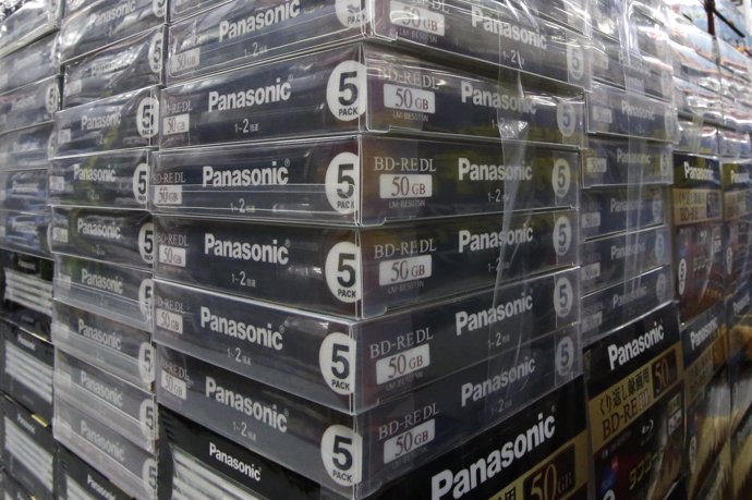 Logos de Panasonic en una tienda de artículos electrónicos en Tokio, mayo 9 2013