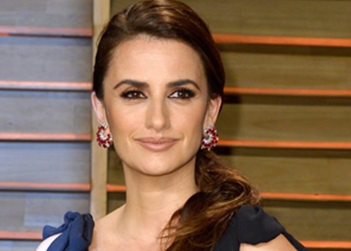 Penélope cruz un recorrido por su 10 estilismos más populares para 40 cumpleaños