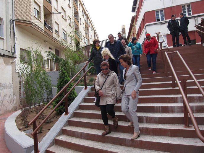 Gamarra, con los vecinos, baja las nuevas escaleras de la calle San Bernabé