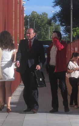 El exalcalde de Encinarejo se tapa la cara al entrar en juzgados con su abogado
