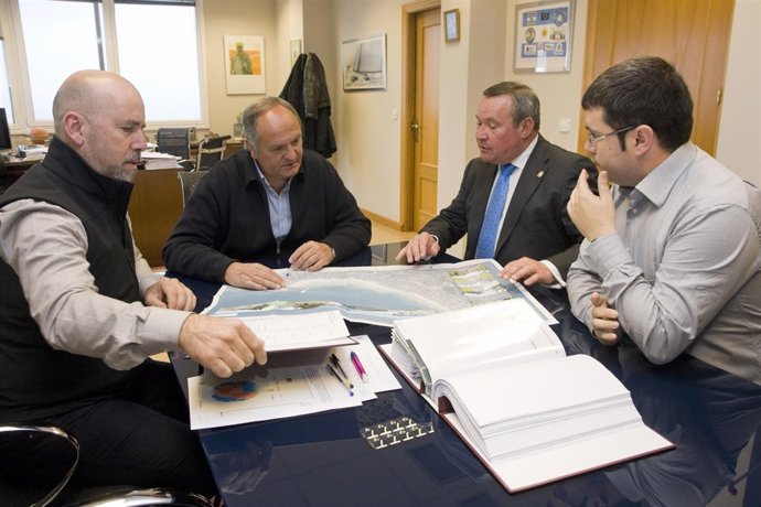 El consejero de Medio Ambiente con el alcalde de Laredo