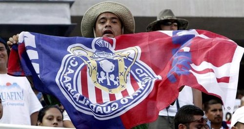 Un hincha muestra su bandera del club de fútbol de las Chivas de Guadalajara.