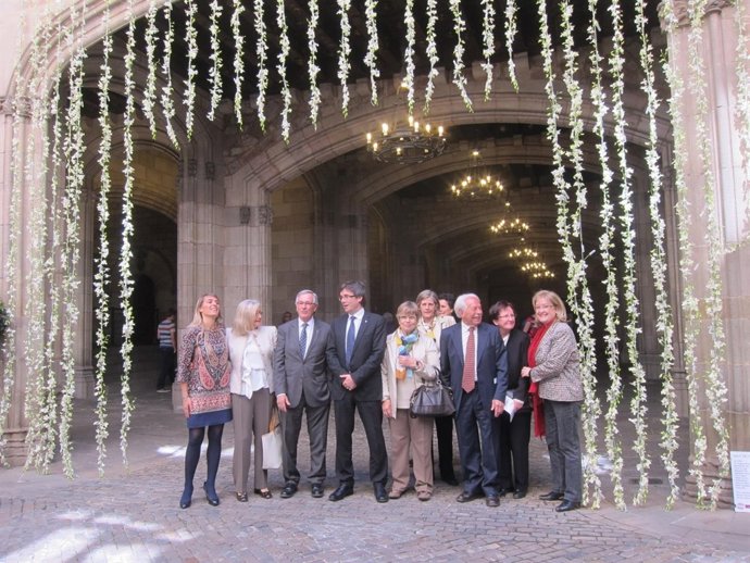 Trias y Puigdemont después del acto de presentación con otros asistentes