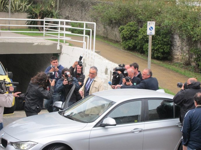 El presidente del Racing, Ángel Lavín, en los aledaños de los juzgados