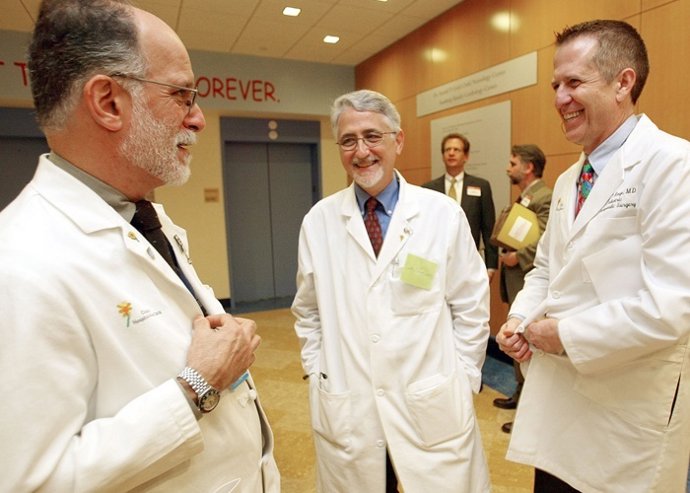 Bomberos, maestros, farmacéuticos, ingenieros y periodistas, los españoles más f