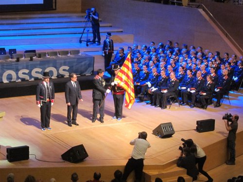 El pte.Artur Mas entrega la bandera al comisario de Mossos J.L.Trapero