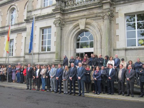 Minuto de silencio en dependencias de la Xunta en San Caetano