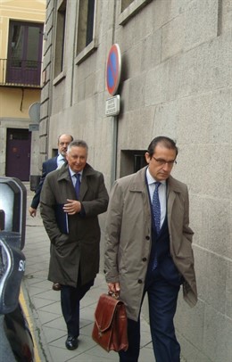 Quintanilla, en el medio, junto al Juzgado