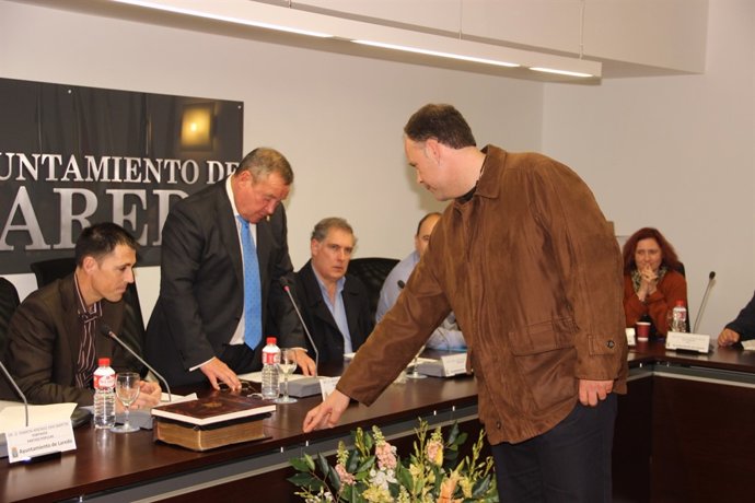 Toma de posesión de Alejandro Abad como concejal de IU en Laredo