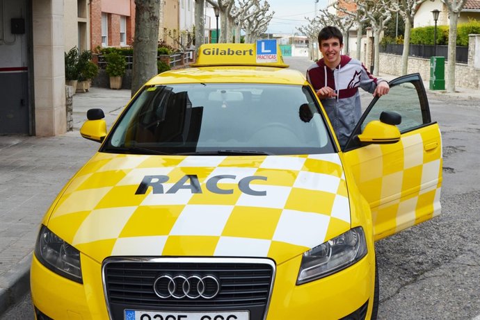 El piloto de Moto3 Àlex Márquez aprende a conducir