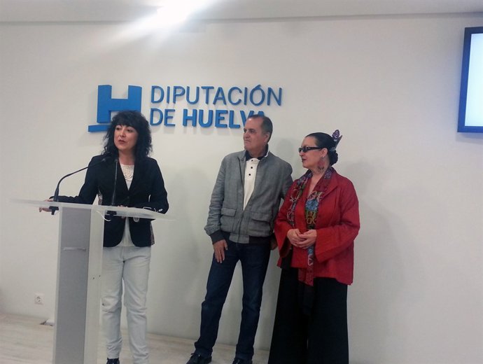 La diputada de Cultura de Huelva, Elena Tobar,con Martirio y Juan Cobos Wilkins.
