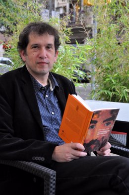 El escritor Joan-Lluís Lluís con su libro 'Les cròniques del déu coix'