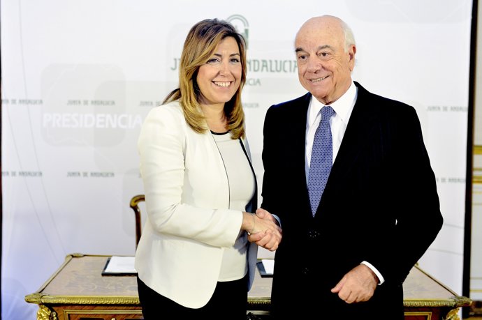 Susana Díaz con el presidente del BBVA tras la firma del convenio
