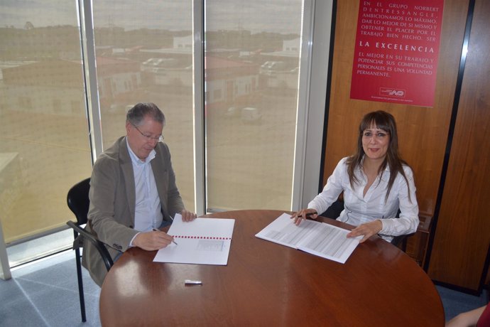 Firma del acuerdo de integración en la red de franquicias