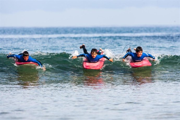 Niños en las clases de la Escuela Municipal de Surf