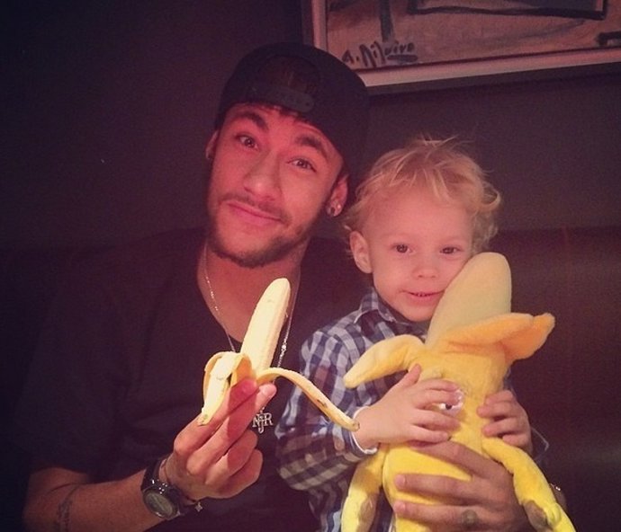 Neymar apoya a su amigo Dani Alves