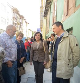 María Jesús Álvarez y el alcalde de Tineo, antes de la conferencia. 
