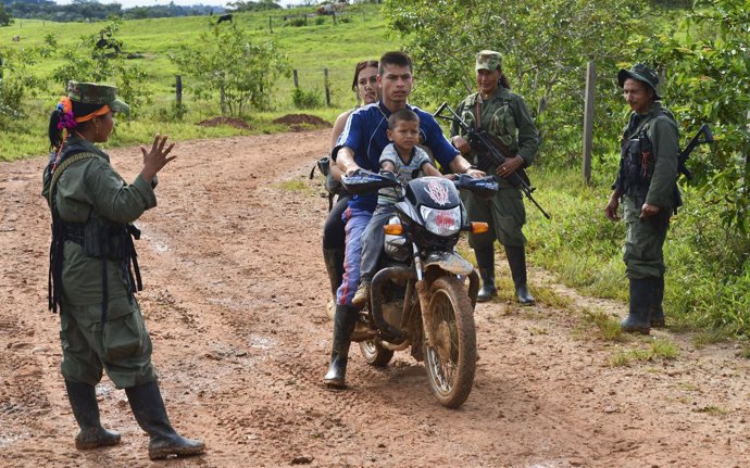 Guerrilleros de las FARC montan un control de carretera