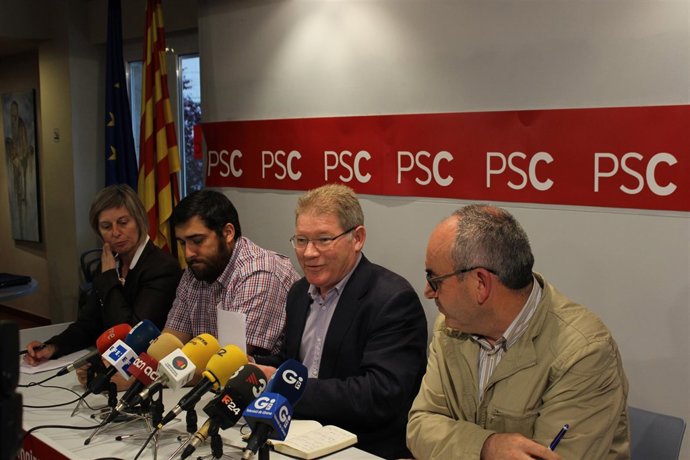 El primer secretario del PSC en Girona, Juli Fernàndez, en el centro
