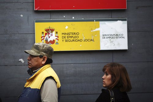 Gente haciendo cola frente a una oficina de empleo paro parados