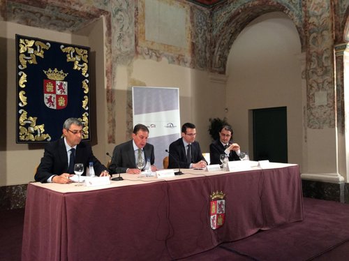 Firma del acuerdo con CEISS para la tarjeta docente