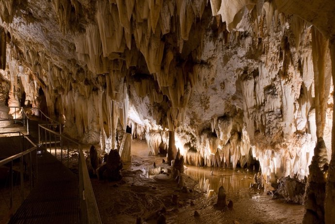 Cueva de Pozalagua, mejor rincón de España 2014 Guía Repsol