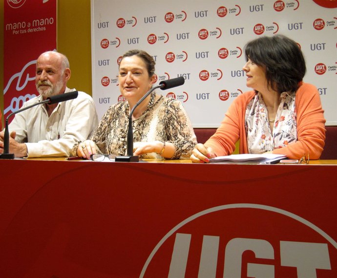 Carmen Amez, en el centro, exige una mesa para abordar el futuro de los SUAP.