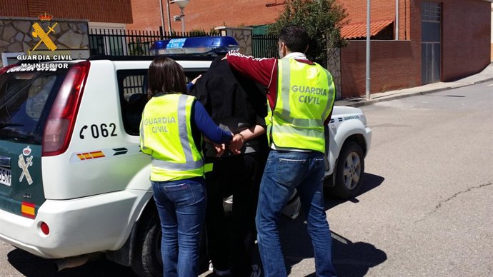 Detenido un hombre por maltrato y detención ilegal de su familia