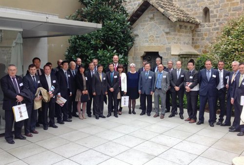 Goicoechea y el embajador Bangzao junto con empresarios navarros y chinos.