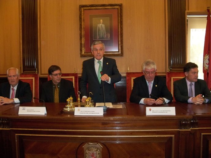 El embajador de Israel, Alon  Bar, ha sido recibido en el Ayuntamiento de León