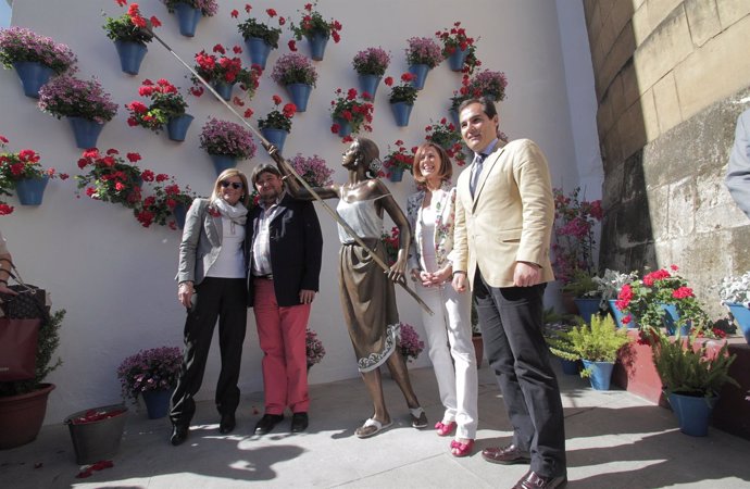 Inauguración de la escultura dedicada a los Patios