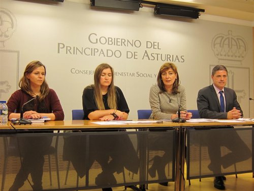 Mónica Oviedo (CERMI) y la consejera de Bienestar Social, Esther Díaz