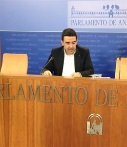 El portavoz parlamentario del PSOE-A, Mario Jiménez, en rueda de prensa