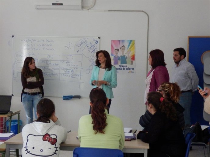 Trinidad Moreno (centro) en la visita al taller