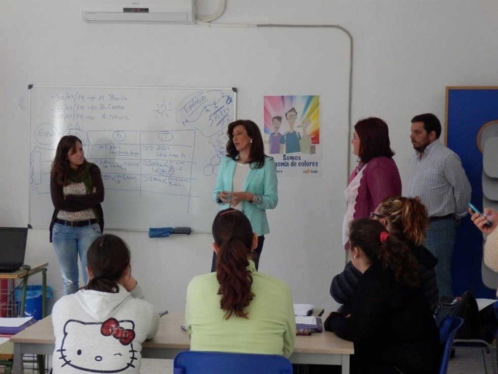 Trinidad Moreno (centro) en la visita al taller